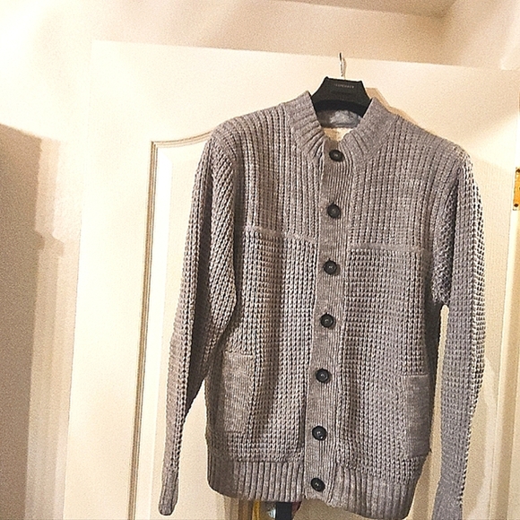 Gray Crewneck Sweater with Ribbed Knit Pattern and High Collar - Picture 4 of 4